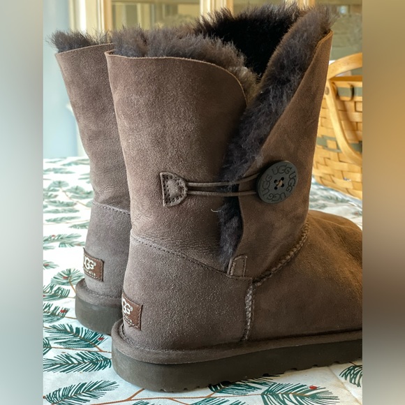 Ugg Bailey Button II dark brown. Women’s size 10 - Picture 2 of 9